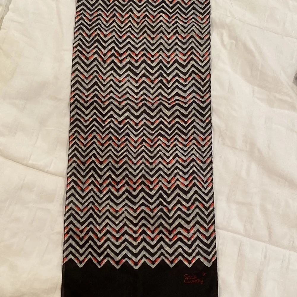 2 rectangular women’s scarves